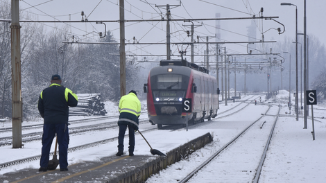 Previdno na poti: sneg povzroča velike preglavice, ponekod prekinjen železniški promet