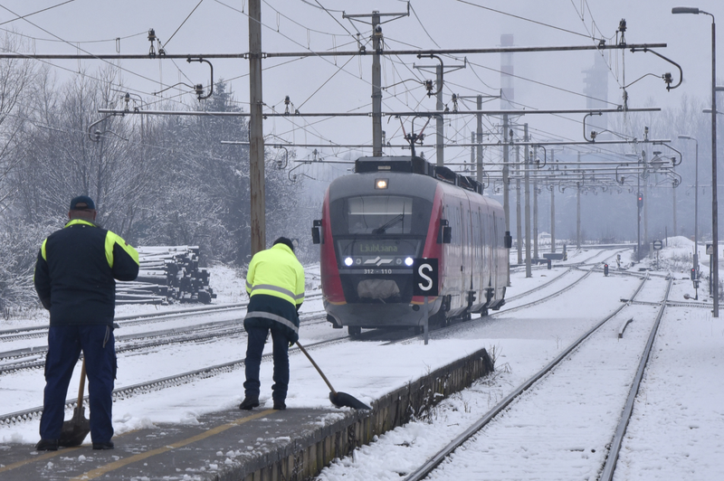 Previdno na poti: sneg povzroča velike preglavice, ponekod prekinjen železniški promet (foto: Žiga Živulović jr./Bobo)