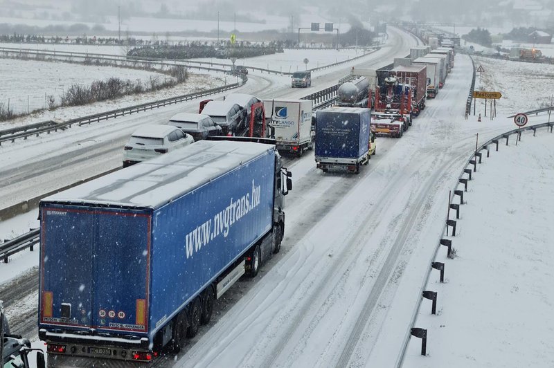 Stanje na cestah: prehitevanje pluga na avtocesti je nevarno in kaznivo! (foto: Valter Leban/Bobo)