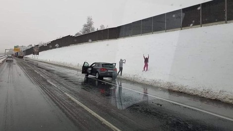 Vse za všečke: na odstavnem pasu ustavil in izbranko fotografiral na snegu