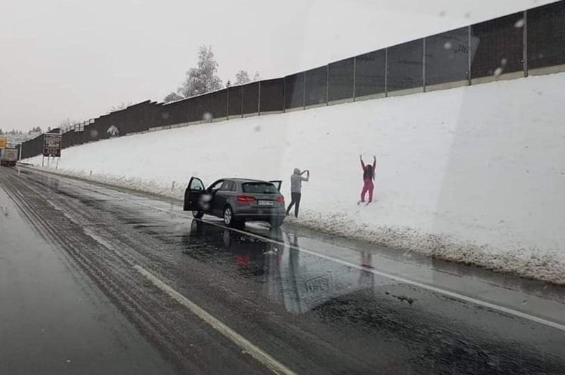 Vse za všečke: na odstavnem pasu ustavil in izbranko fotografiral na snegu (foto: Facebook/Zavod Reševalni PAS)