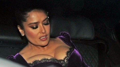 Salmo Hayek so kritizirali: na rdeči preprogi v obleki, ki je (preveč) poudarila dekolte (FOTO)