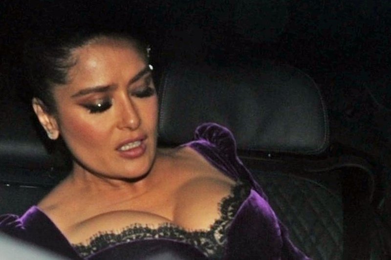 Salmo Hayek so kritizirali: na rdeči preprogi v obleki, ki je (preveč) poudarila dekolte (FOTO) (foto: Profimedia)