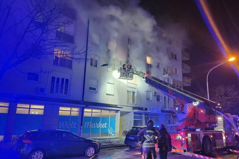 Goreče stanovanje v Mariboru ogrozilo prebivalce bloka (foto: Lokalec.si)