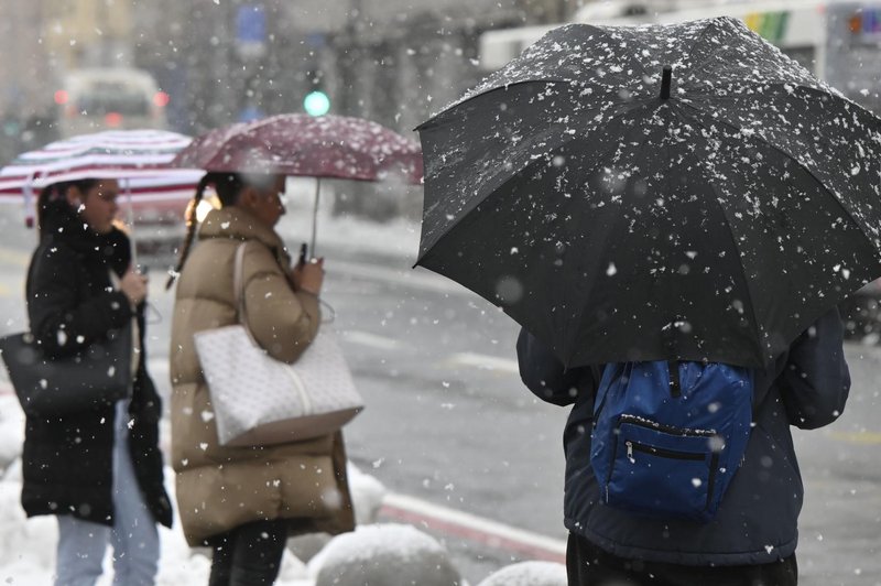 Sneg ali dvig temperatur? Takšno vreme nas čaka ta konec tedna (foto: Žiga Živulovič jr./Bobo)