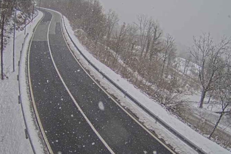 Po Sloveniji že sneži, koliko snega lahko pričakujemo? (foto: Facebook/Meteoinfo Slovenija)