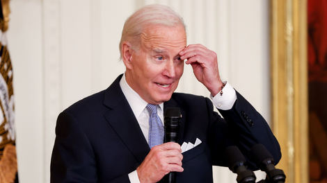 Incident, o katerem govori ves svet: Joe Biden izgubil tla pod nogami (VIDEO)