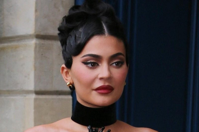 Ne boste verjeli, katero zver in v kakšni velikosti si je Kylie Jenner "pripela" na obleko (FOTO) (foto: Profimedia)