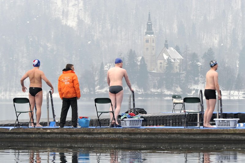 Za nekatere ni zime, namesto v rusko se bodo najpogumnejši pognali v Blejsko jezero (foto: Srdjan Živulovič/Bobo)