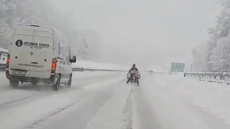 VIDEO: Ob tem posnetku vam bo zaledenela kri, zgodilo se je na slovenski avtocesti