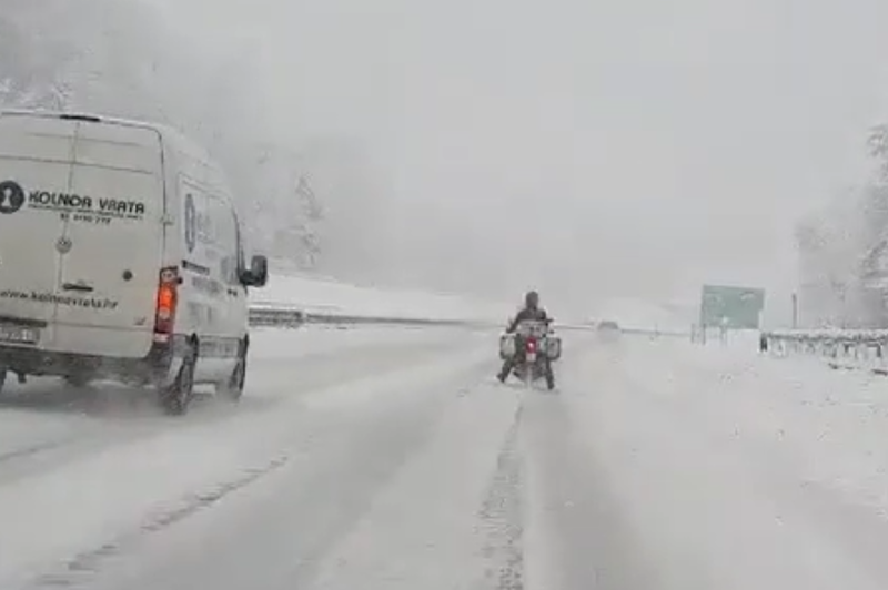 VIDEO: Ob tem posnetku vam bo zaledenela kri, zgodilo se je na slovenski avtocesti (foto: Facebook/Ustvarimo reševalni pas na avtocestah/posnetek zaslona)