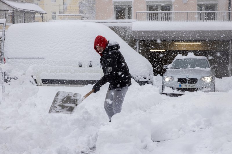 V več slovenskih regijah velike težave zaradi obilnega sneženja (foto: Valter Leban/Bobo)