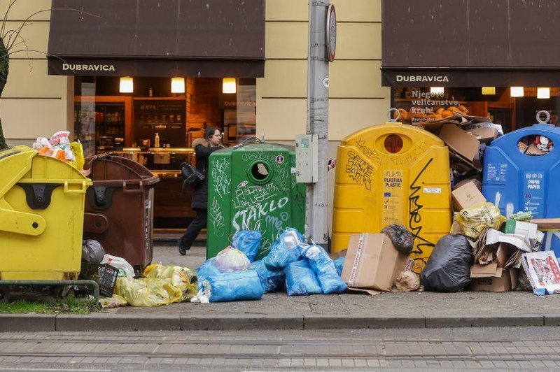 Kaos v Zagrebu: smeti ležijo vsepovsod, smrad se širi po mestnih ulicah, smetarji pa ... (FOTO) (foto: Luka Stanzl/Pixsell/Bobo)