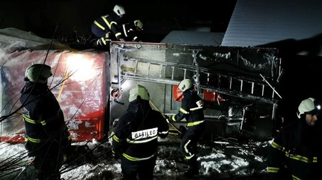 Gasilsko vozilo s šestimi gasilci zaradi močnega sneženja zdrsnilo s ceste