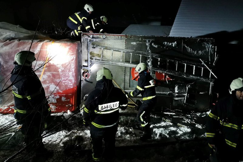 Gasilsko vozilo s šestimi gasilci zaradi močnega sneženja zdrsnilo s ceste (foto: Facebook/PGD Veliki Kamen)