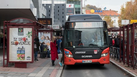 Drama v Mariboru: razjezil se je in poškodoval avtobus ter voznika