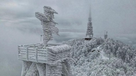 Ko se narava poigra: zima je na priljubljenem slovenskem vrhu ustvarila neverjetne ledene skulpture