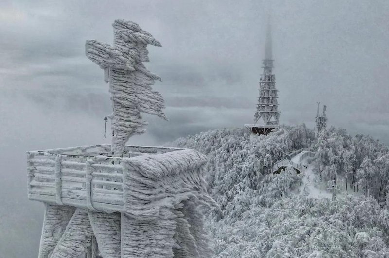 Ko se narava poigra: zima je na priljubljenem slovenskem vrhu ustvarila neverjetne ledene skulpture (foto: Facebook/Lepote Slovenije/Rok Kolar)