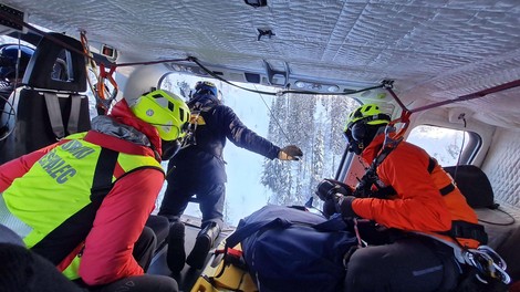 Pazljivo v visokogorju: ta konec tedna več Slovencev reševali s helikopterjem