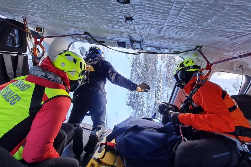 Pazljivo v visokogorju: ta konec tedna več Slovencev reševali s helikopterjem (foto: Policijska uprava Kranj)