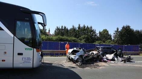 Slovenske ceste vzele življenje: trčil v avtobus in podlegel posledicam