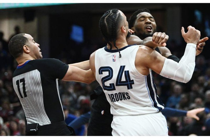 Na tekmi lige NBA najprej udarec v mednožje, nato so zapele pesti (foto: Profimedia)