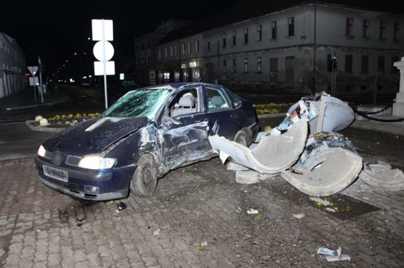 Mladostnika divjala po cesti in med prenosom v živo trčila v betonski steber (VIDEO) (foto: Večernji.hr/PU brodsko-posavska/posnetek zaslona)