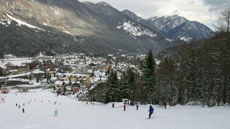 V slovenskem turističnem biseru se ubadajo z veliko težavo: parkirajo povsod, tudi na travnikih in celo dvoriščih