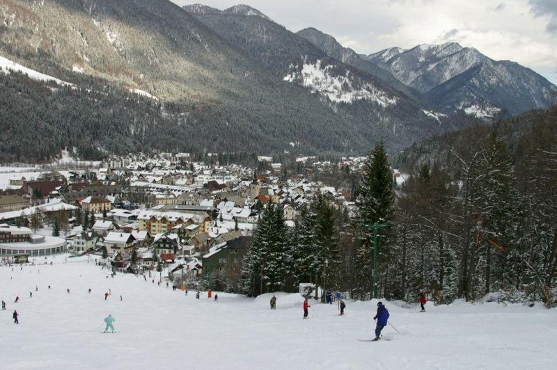 V slovenskem turističnem biseru se ubadajo z veliko težavo: parkirajo povsod, tudi na travnikih in celo dvoriščih (foto: Profimedia)