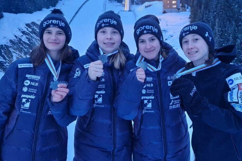 Dekleta še uspešnejša od fantov: slovenske skakalke so se v Kanadi razveselile naslova svetovnih podprvakinj (foto: Smučarska zveza Slovenije)