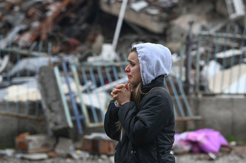 Po 22 urah rešili triletnega dečka izpod ruševin, reševalci bijejo boj s časom, da bi pravočasno našli "zakopane" preživele (foto: Profimedia)