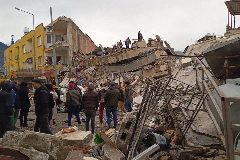 Reševalne ekipe na poti v Turčijo in Sirijo, pomagal bo tudi Putin (VIDEO) (foto: Profimedia)