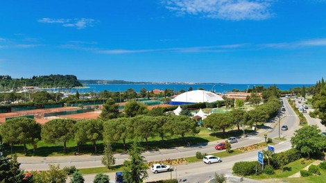 Vse bolj vroče dogajanje zaradi teniških igrišč v Portorožu: protest v Piranu in grožnja z odškodninsko tožbo