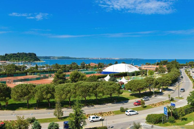 Vse bolj vroče dogajanje zaradi teniških igrišč v Portorožu: protest v Piranu in grožnja z odškodninsko tožbo (foto: Facebook/Tenis center Portorož)