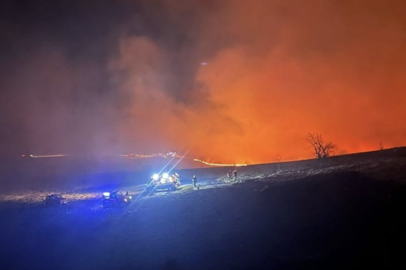 Obsežen požar nad Rakitovcem je zaenkrat obvladan, na požarišču je ostalo še nekaj deset gasilcev (foto: Facebook/PGD Komen)