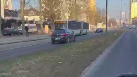 Več sreče kot pameti! Groza sredi Ljubljane, voznica po Celovški cesti vozila v napačni smeri (VIDEO)