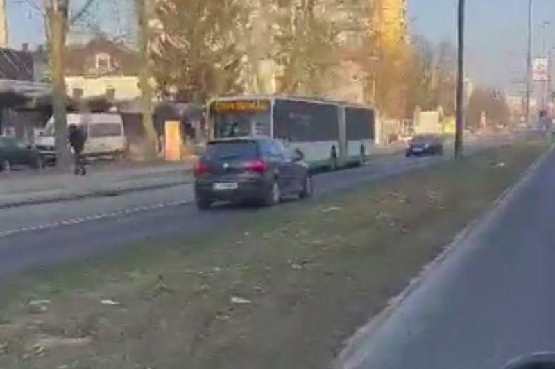 Več sreče kot pameti! Groza sredi Ljubljane, voznica po Celovški cesti vozila v napačni smeri (VIDEO) (foto: Facebook/Samo Čede/posnetek zaslona)