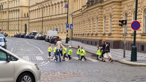 Previdno na cesti: s koncem zimskih počitnic v prometu spet več otrok