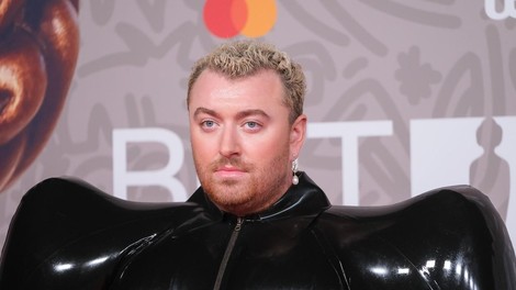 Sam Smith šokiral na rdeči preprogi: "Oblečen je za pogreb kitajskega vohunskega balona" (FOTO)