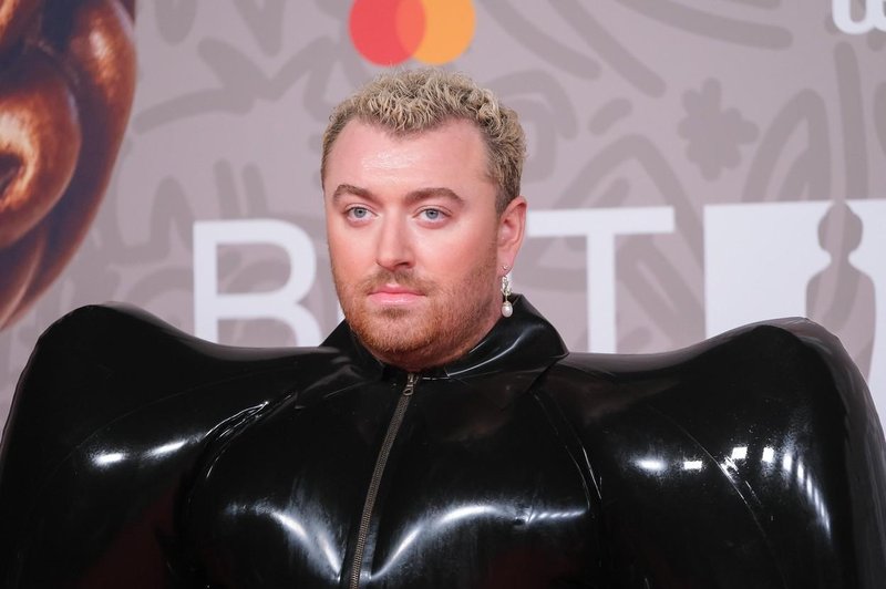 Sam Smith šokiral na rdeči preprogi: "Oblečen je za pogreb kitajskega vohunskega balona" (FOTO) (foto: Profimedia)