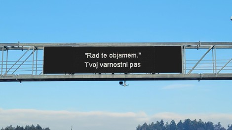 Romantika tudi na avtocesti: ljubezenski citati, ki vam narišejo nasmeh na obraz. Ste jih opazili?