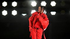 Rihanna s spektaklom na Super Bowlu: ukradla vso pozornost in razkrila nepričakovano skrivnost (imamo posnetek velikega razkritja)