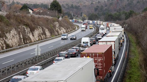 Zaradi prometne nesreče večkilometrski zastoj v smeri proti Ljubljani