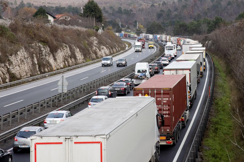 Zaradi prometne nesreče večkilometrski zastoj v smeri proti Ljubljani (foto: Bobo)