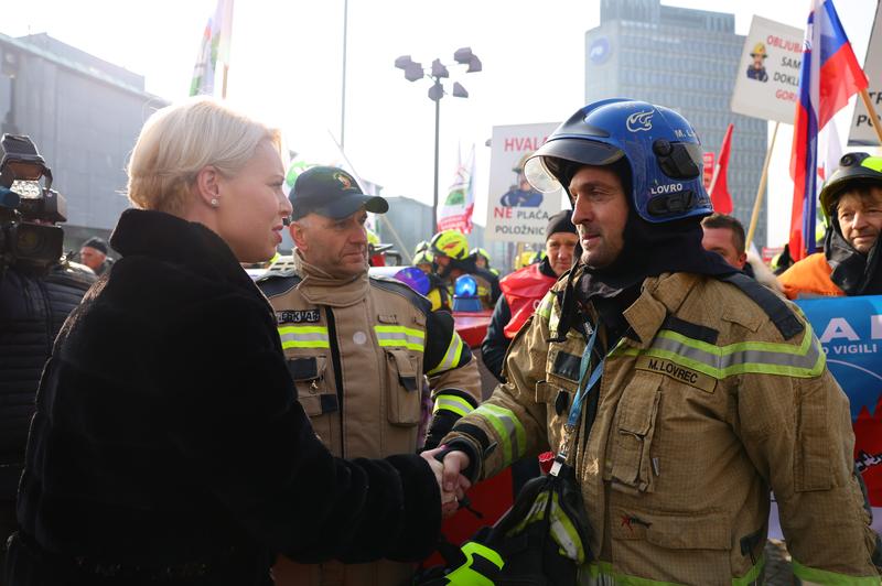 "Glavo v ogenj tiščimo, od vlade pa le brco v rit dobimo," so protestirali gasilci. Vlada se je odzvala z ... brco v rit (foto: Bobo)