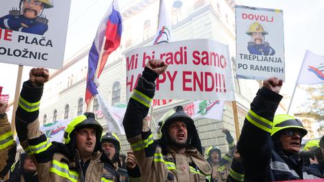 "Za ljudi smo junaki, za vas smo bedaki," so jasni razjarjeni gasilci, ki rešujejo naša življenja