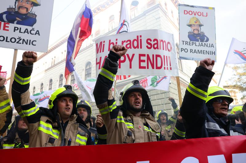 "Za ljudi smo junaki, za vas smo bedaki," so jasni razjarjeni gasilci, ki rešujejo naša življenja (foto: Bobo)