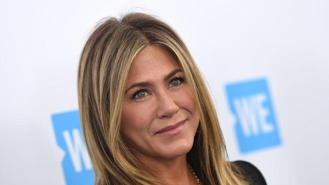 Jennifer Aniston v ikonični rdeči obleki, zaradi katere jo je Brad Pitt požiral z očmi (FOTO)