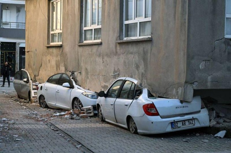 Ko hiša "naskoči" avtomobile: nadrealistične podobe iz Turčije (foto: Twitter/MediaResonator/posnetek zaslona)