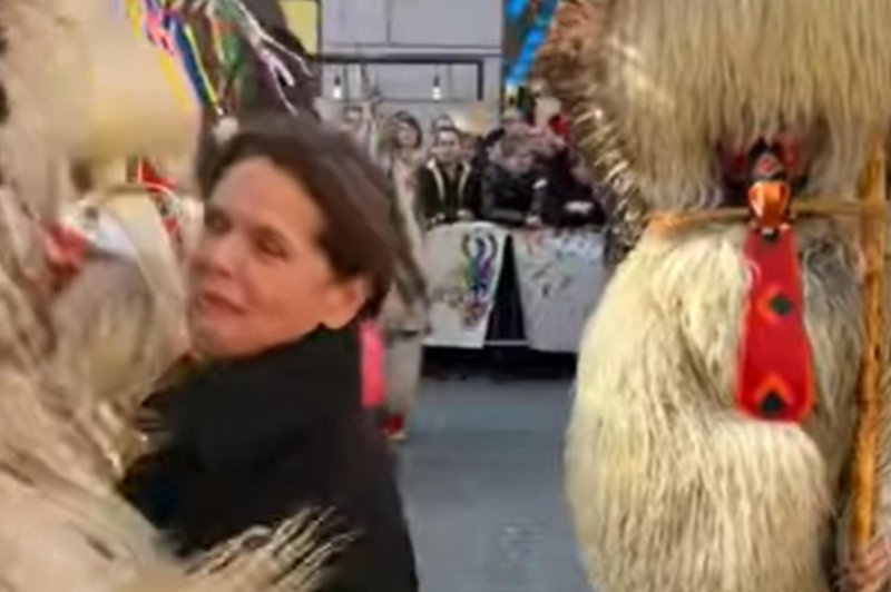 Našli smo zanimiv VIDEO: Alenka Bratušek (prestrašena) zaplesala s kurentom (foto: Facebook/Alenka Bratušek)